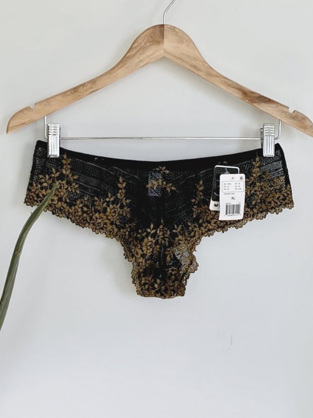 WACOAL Embrace Lace Tanga Black / Gold XL